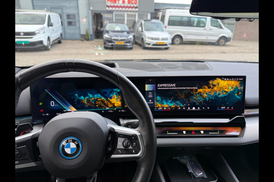 BMW i5 EDrive40 2024 M-PAKKET SHADOW PANORAMA LEDER HARMAN KARDON 1-EIG
