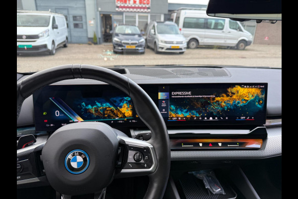 BMW i5 EDrive40 2024 M-PAKKET SHADOW PANORAMA LEDER HARMAN KARDON 1-EIG