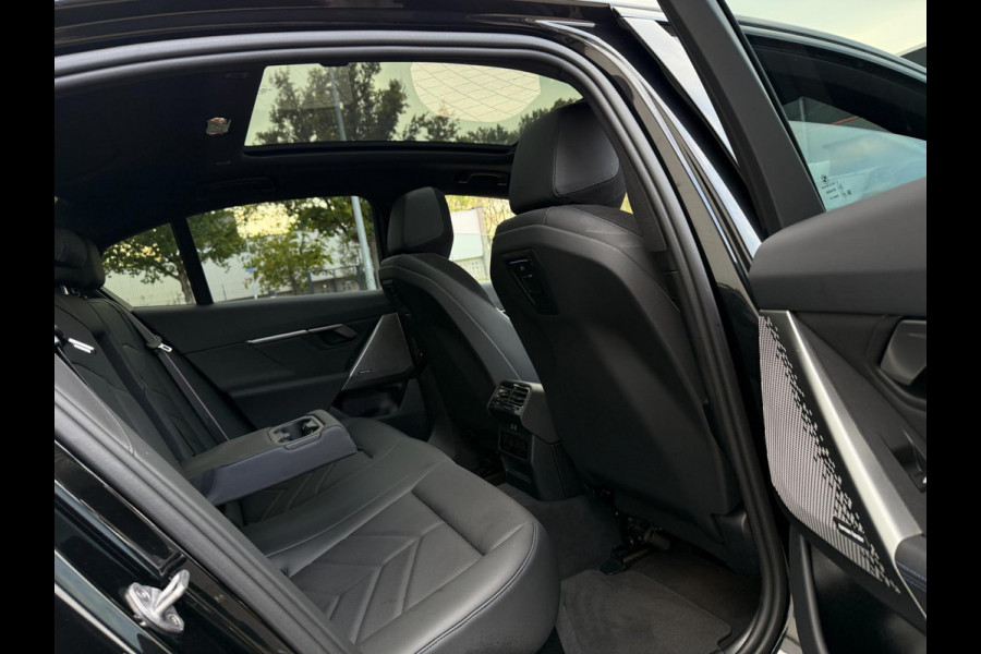 BMW i5 EDrive40 2024 M-PAKKET SHADOW PANORAMA LEDER HARMAN KARDON 1-EIG