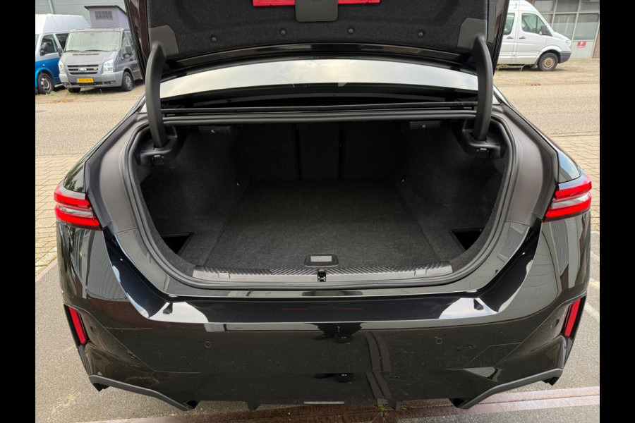 BMW i5 EDrive40 2024 M-PAKKET SHADOW PANORAMA LEDER HARMAN KARDON 1-EIG