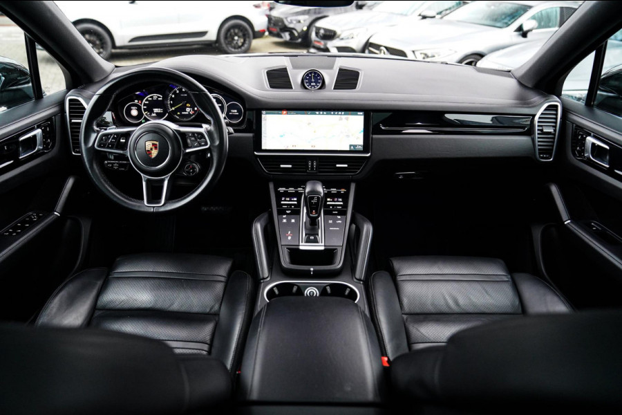 Porsche Cayenne Coupé 3.0 E-Hybrid | Sport Chrono | 22 INCH | Panorama | Head up | Trekhaak | Luchtvering | Memory stoelen 8Voudig