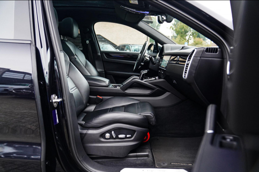 Porsche Cayenne Coupé 3.0 E-Hybrid | Sport Chrono | 22 INCH | Panorama | Head up | Trekhaak | Luchtvering | Memory stoelen 8Voudig