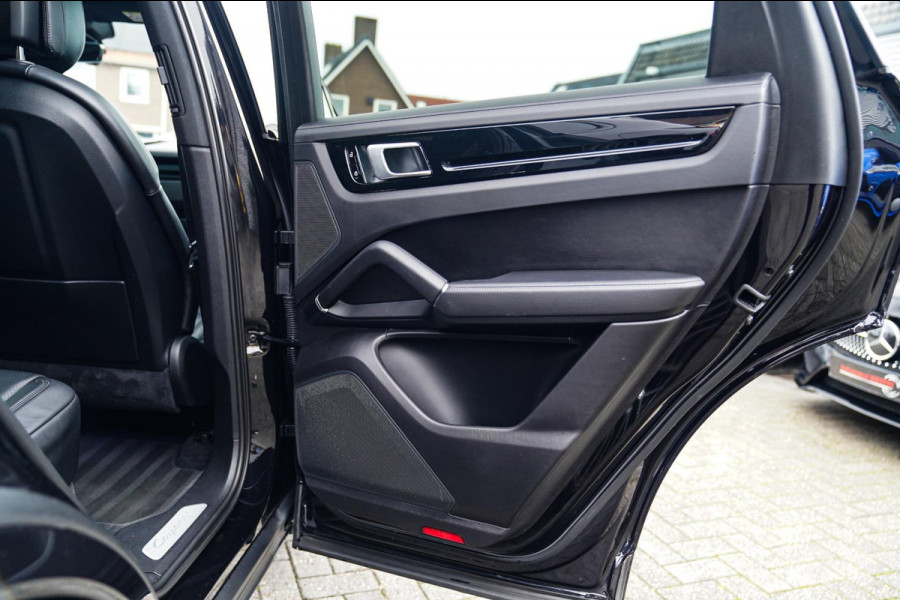 Porsche Cayenne Coupé 3.0 E-Hybrid | Sport Chrono | 22 INCH | Panorama | Head up | Trekhaak | Luchtvering | Memory stoelen 8Voudig