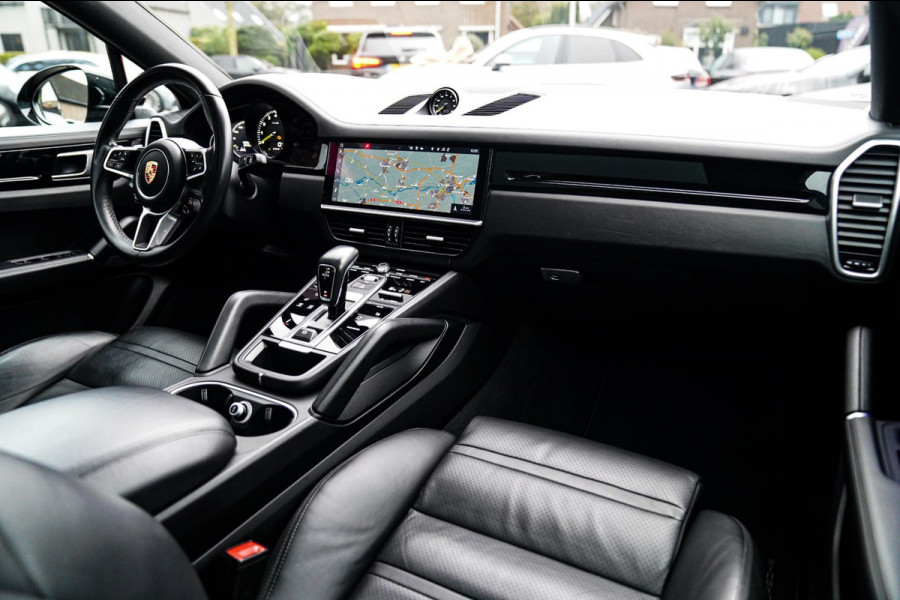 Porsche Cayenne Coupé 3.0 E-Hybrid | Sport Chrono | 22 INCH | Panorama | Head up | Trekhaak | Luchtvering | Memory stoelen 8Voudig