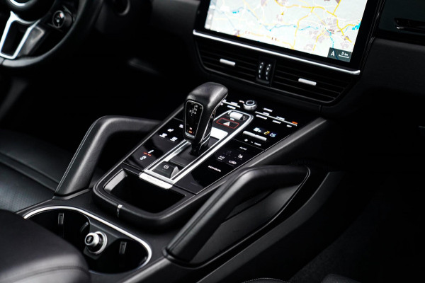 Porsche Cayenne Coupé 3.0 E-Hybrid | Sport Chrono | 22 INCH | Panorama | Head up | Trekhaak | Luchtvering | Memory stoelen 8Voudig
