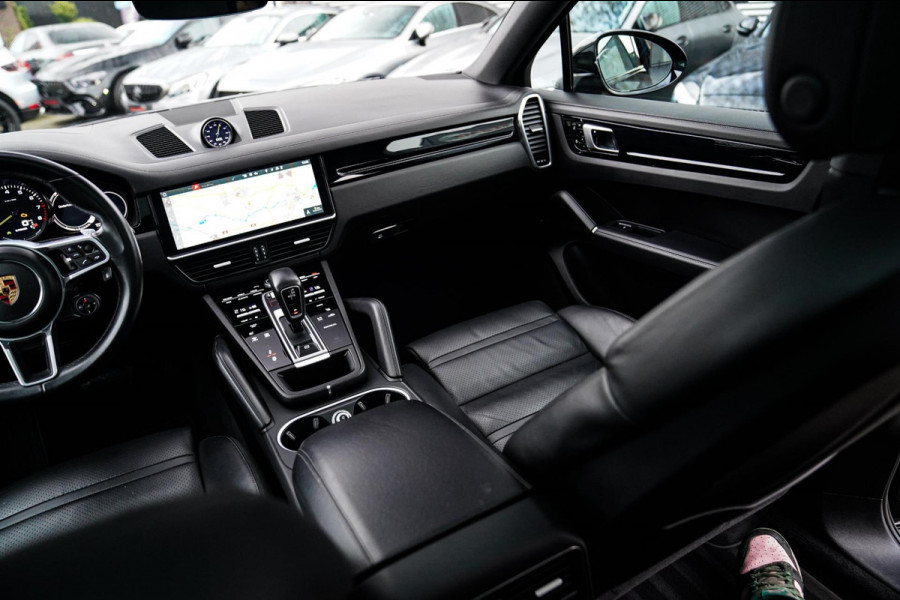Porsche Cayenne Coupé 3.0 E-Hybrid | Sport Chrono | 22 INCH | Panorama | Head up | Trekhaak | Luchtvering | Memory stoelen 8Voudig