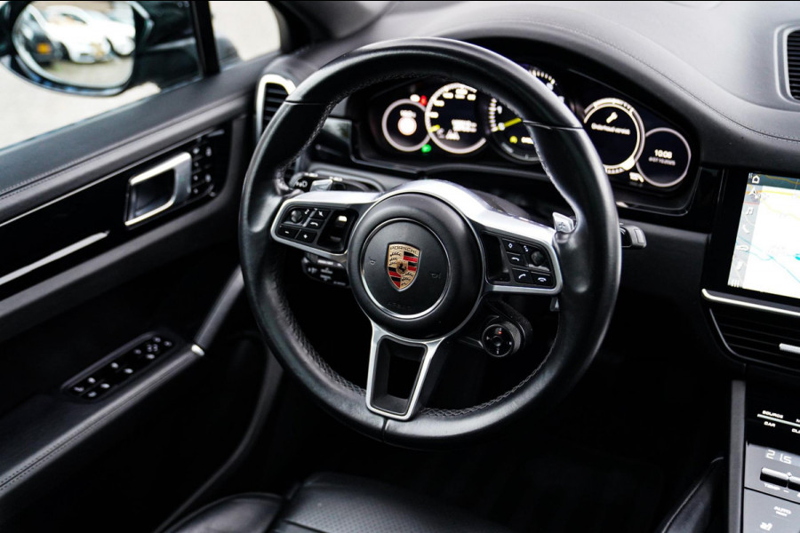 Porsche Cayenne Coupé 3.0 E-Hybrid | Sport Chrono | 22 INCH | Panorama | Head up | Trekhaak | Luchtvering | Memory stoelen 8Voudig