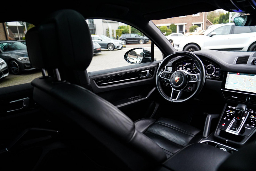 Porsche Cayenne Coupé 3.0 E-Hybrid | Sport Chrono | 22 INCH | Panorama | Head up | Trekhaak | Luchtvering | Memory stoelen 8Voudig