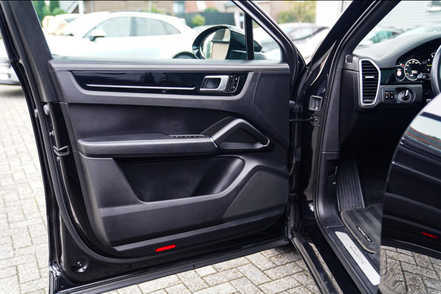 Porsche Cayenne Coupé 3.0 E-Hybrid | Sport Chrono | 22 INCH | Panorama | Head up | Trekhaak | Luchtvering | Memory stoelen 8Voudig