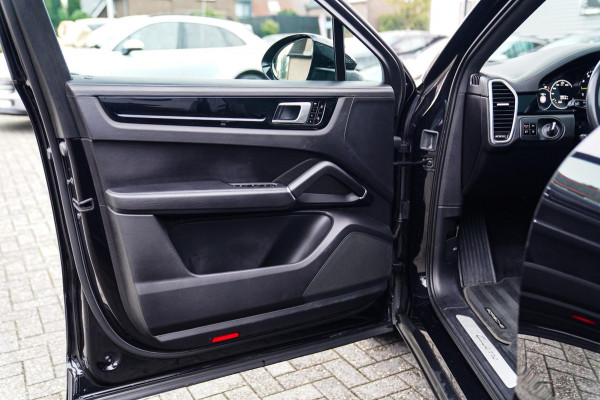 Porsche Cayenne Coupé 3.0 E-Hybrid | Sport Chrono | 22 INCH | Panorama | Head up | Trekhaak | Luchtvering | Memory stoelen 8Voudig