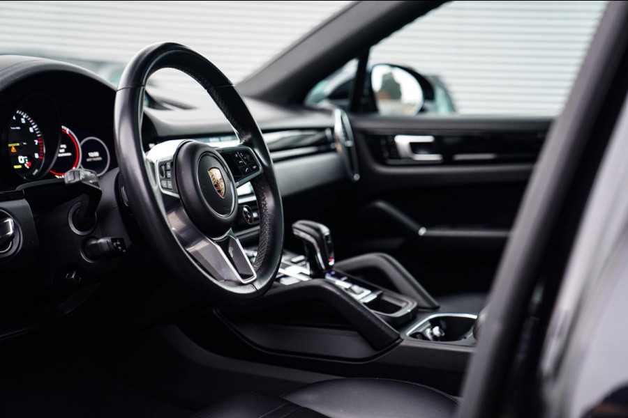 Porsche Cayenne Coupé 3.0 E-Hybrid | Sport Chrono | 22 INCH | Panorama | Head up | Trekhaak | Luchtvering | Memory stoelen 8Voudig