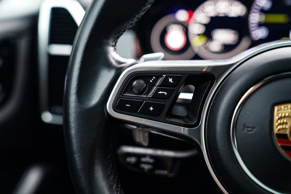 Porsche Cayenne Coupé 3.0 E-Hybrid | Sport Chrono | 22 INCH | Panorama | Head up | Trekhaak | Luchtvering | Memory stoelen 8Voudig