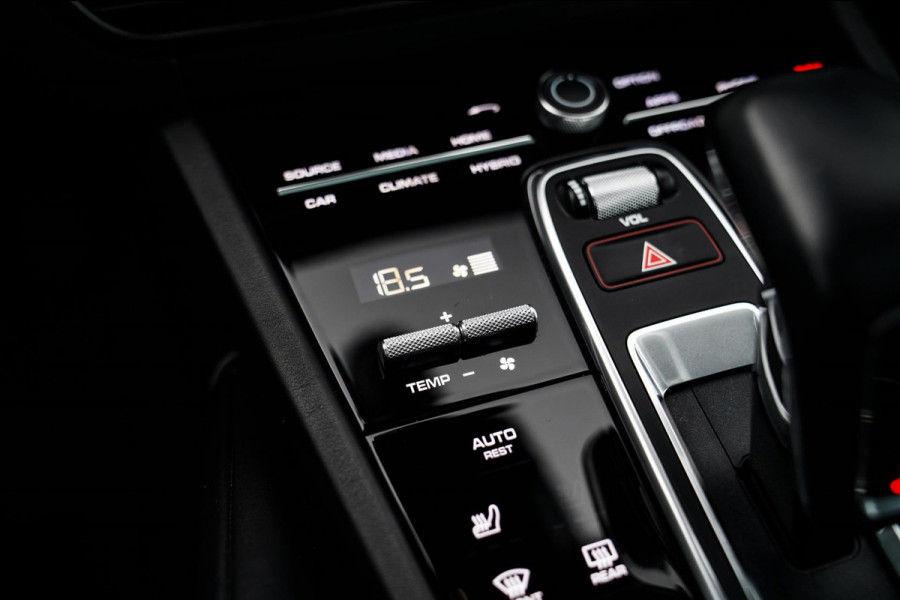 Porsche Cayenne Coupé 3.0 E-Hybrid | Sport Chrono | 22 INCH | Panorama | Head up | Trekhaak | Luchtvering | Memory stoelen 8Voudig