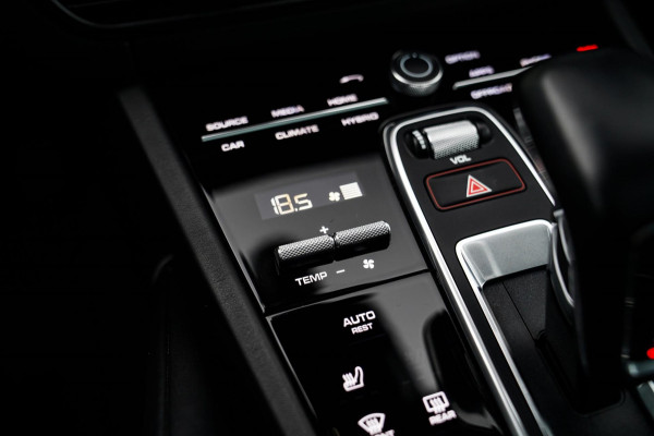 Porsche Cayenne Coupé 3.0 E-Hybrid | Sport Chrono | 22 INCH | Panorama | Head up | Trekhaak | Luchtvering | Memory stoelen 8Voudig