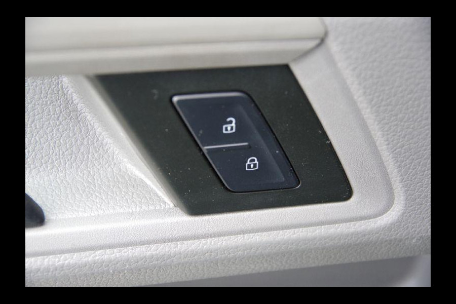 Volkswagen Crafter 35 2.0 TDI L3H2 (L2H1) 140PK AUT. CAMERA, NAVI, TREKHAAK, CRUISE, AIRCO, PARKEERSENSOREN, NL AUTO, NAP