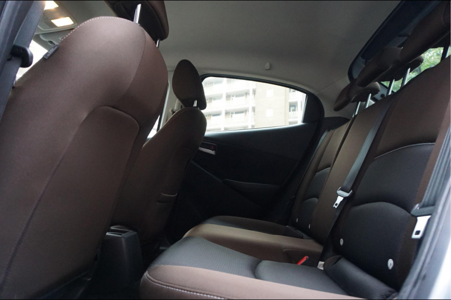 Mazda 2 1.5 Skyactiv-G Comfort Sport Aut6 | Navi | Apple Carplay | Sportvelgen | Cruise + Lane | MAZDA dealer onderhouden |