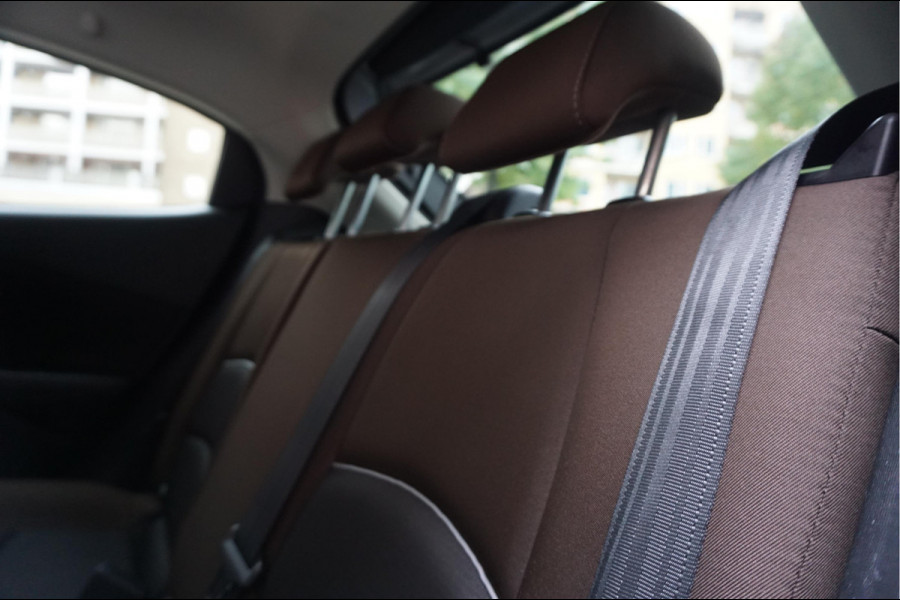 Mazda 2 1.5 Skyactiv-G Comfort Sport Aut6 | Navi | Apple Carplay | Sportvelgen | Cruise + Lane | MAZDA dealer onderhouden |