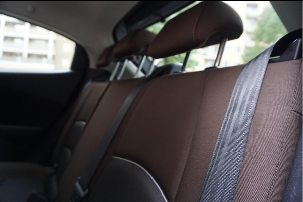Mazda 2 1.5 Skyactiv-G Comfort Sport Aut6 | Navi | Apple Carplay | Sportvelgen | Cruise + Lane | MAZDA dealer onderhouden |