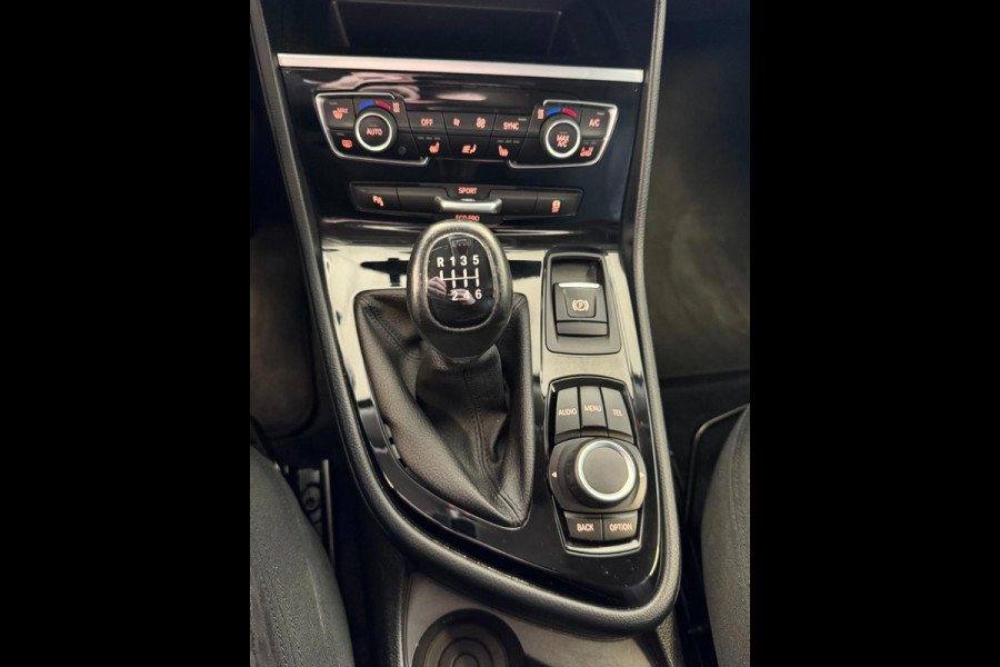 BMW 2 Serie Active Tourer 218i Advantage - Navigatie / Apple CarPlay I Airco I PDC I 19 inch Sport velgen I Dealer onderhouden