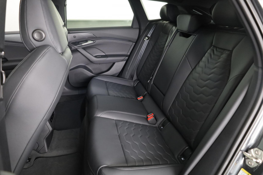 Audi A6 Avant e-tron S edition performance 100 kWh 367pk | Luchtvering | Rode Remzadels | Winterpakket | 21 inch lichtmetalen velgen