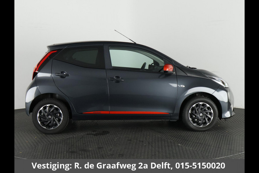 Toyota Aygo 1.0 VVT-i X-Fun Sport + Coral Red Pack | 1e eigenaar | Dealer onderhouden | Airco | Privacy Glass | Elektrische ramen |