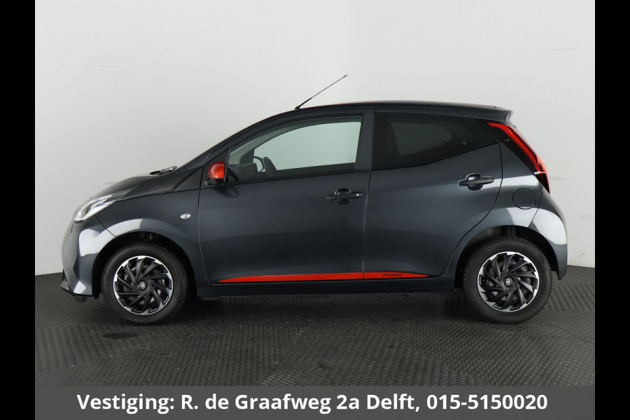 Toyota Aygo 1.0 VVT-i X-Fun Sport + Coral Red Pack | 1e eigenaar | Dealer onderhouden | Airco | Privacy Glass | Elektrische ramen |