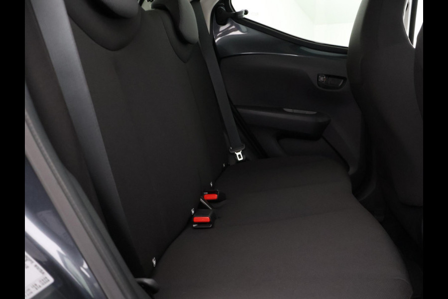 Toyota Aygo 1.0 VVT-i X-Fun Sport + Coral Red Pack | 1e eigenaar | Dealer onderhouden | Airco | Privacy Glass | Elektrische ramen |