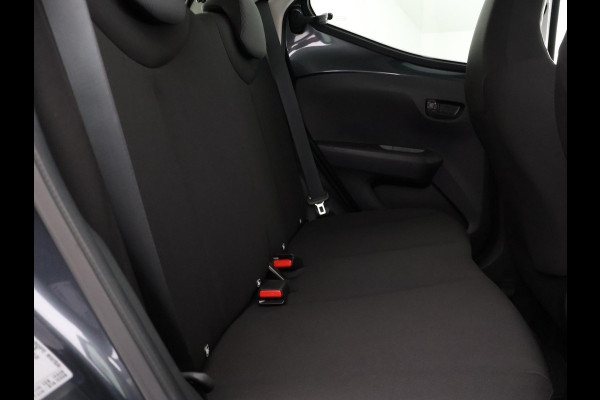 Toyota Aygo 1.0 VVT-i X-Fun Sport + Coral Red Pack | 1e eigenaar | Dealer onderhouden | Airco | Privacy Glass | Elektrische ramen |