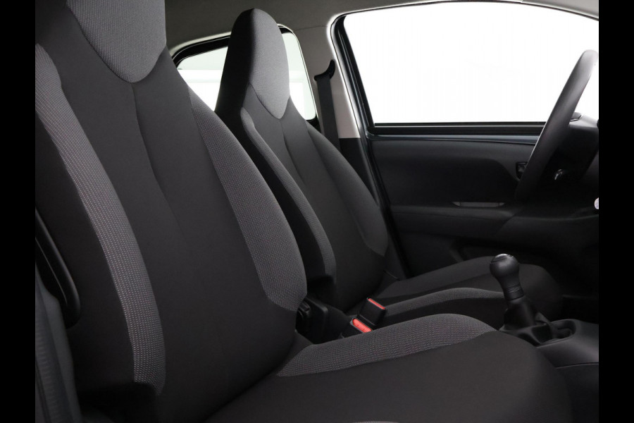 Toyota Aygo 1.0 VVT-i X-Fun Sport + Coral Red Pack | 1e eigenaar | Dealer onderhouden | Airco | Privacy Glass | Elektrische ramen |