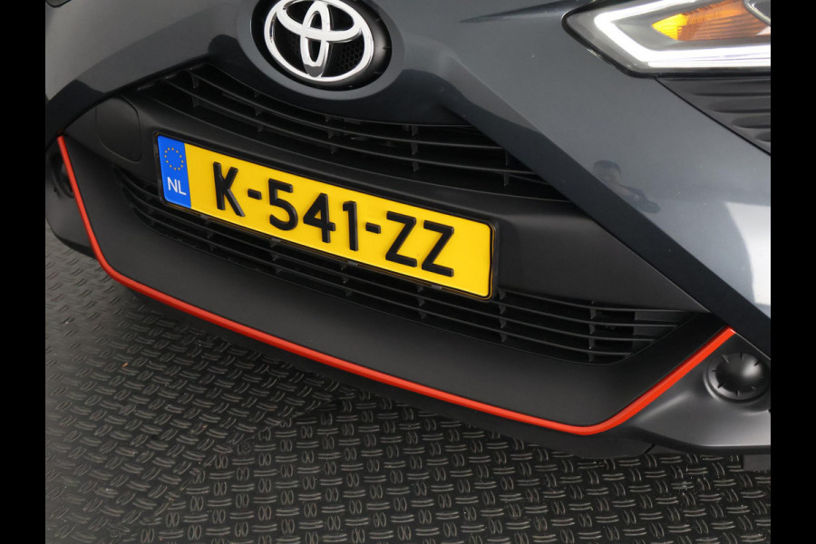 Toyota Aygo 1.0 VVT-i X-Fun Sport + Coral Red Pack | 1e eigenaar | Dealer onderhouden | Airco | Privacy Glass | Elektrische ramen |