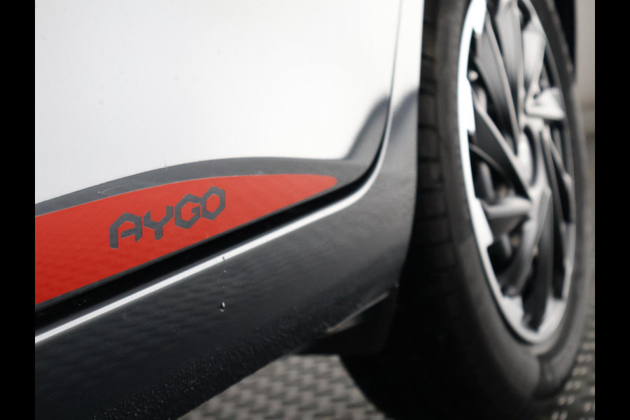Toyota Aygo 1.0 VVT-i X-Fun Sport + Coral Red Pack | 1e eigenaar | Dealer onderhouden | Airco | Privacy Glass | Elektrische ramen |