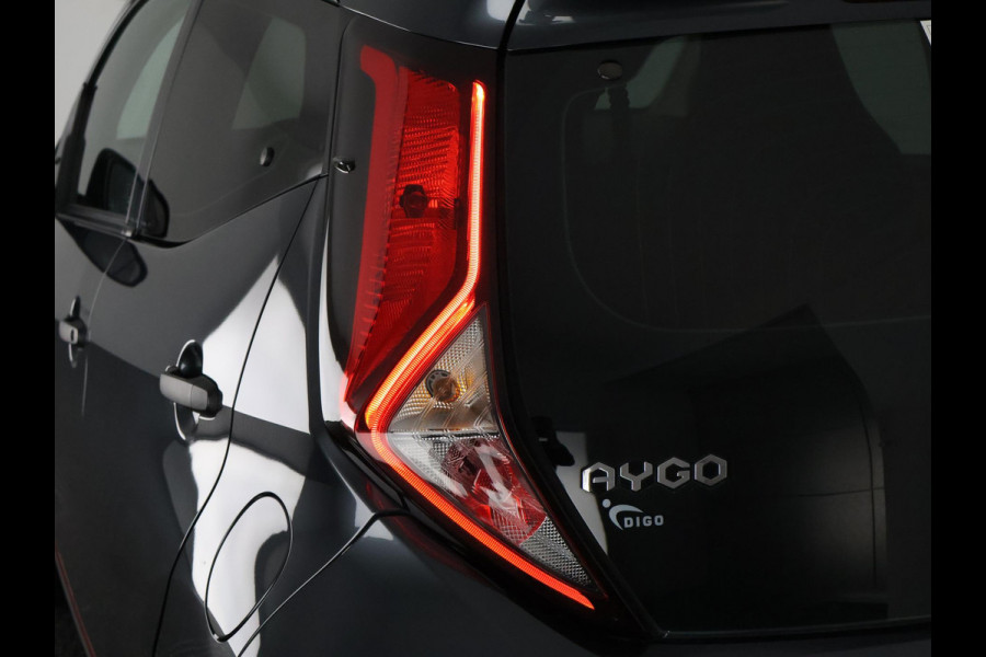 Toyota Aygo 1.0 VVT-i X-Fun Sport + Coral Red Pack | 1e eigenaar | Dealer onderhouden | Airco | Privacy Glass | Elektrische ramen |