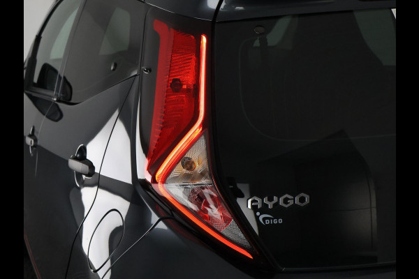 Toyota Aygo 1.0 VVT-i X-Fun Sport + Coral Red Pack | 1e eigenaar | Dealer onderhouden | Airco | Privacy Glass | Elektrische ramen |
