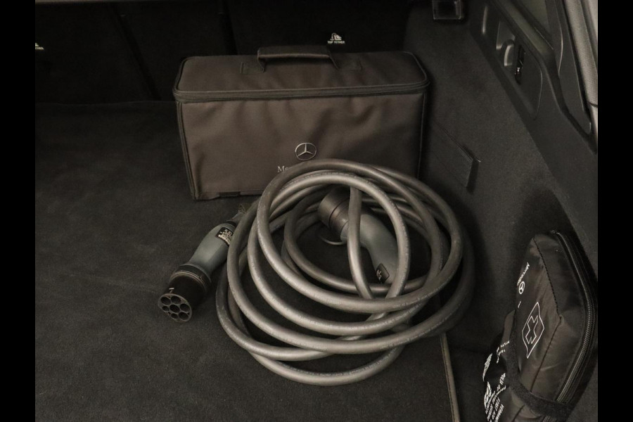 Mercedes-Benz C-Klasse 300e AMG Line | Panoramadak | Trekhaak | 360 Camera | Leder | Stoelverwarming | Adaptive cruise | Memory | Sfeerverlichting | PHEV | Plug In