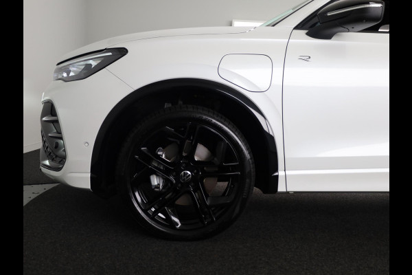 Volkswagen Tiguan 1.5 eHybrid R-Line Edition 204PK PHEV | Verlengde garantie | Panorama dak | Trekhaak | Black Style | Matrix koplampen |  Assistance pakket plus |