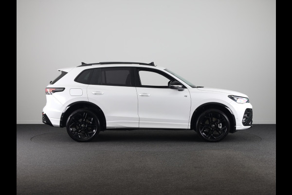 Volkswagen Tiguan 1.5 eHybrid R-Line Edition 204PK PHEV | Verlengde garantie | Panorama dak | Trekhaak | Black Style | Matrix koplampen |  Assistance pakket plus |