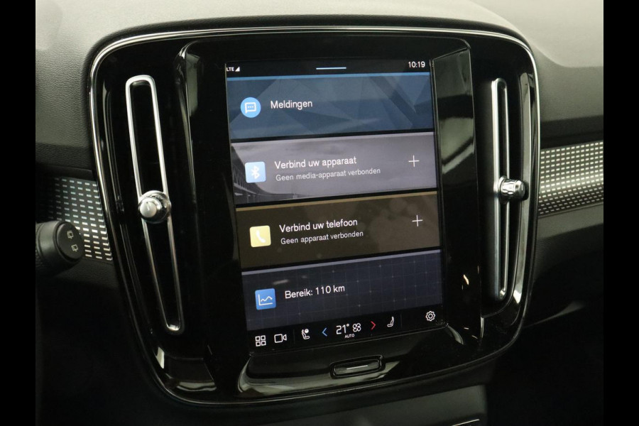 Volvo XC40 Recharge P8 AWD R Design | Panoramadak | Trekhaak | Stoel & stuurverwarming | Adaptive cruise | Carplay | Full LED | Camera | Leder/Alcantara | Keyless