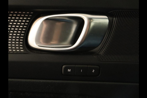 Volvo XC40 Recharge P8 AWD R Design | Panoramadak | Trekhaak | Stoel & stuurverwarming | Adaptive cruise | Carplay | Full LED | Camera | Leder/Alcantara | Keyless