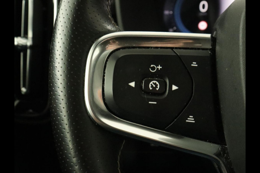 Volvo XC40 Recharge P8 AWD R Design | Panoramadak | Trekhaak | Stoel & stuurverwarming | Adaptive cruise | Carplay | Full LED | Camera | Leder/Alcantara | Keyless