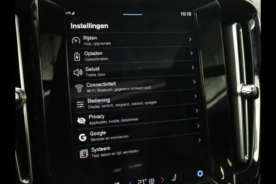 Volvo XC40 Recharge P8 AWD R Design | Panoramadak | Trekhaak | Stoel & stuurverwarming | Adaptive cruise | Carplay | Full LED | Camera | Leder/Alcantara | Keyless