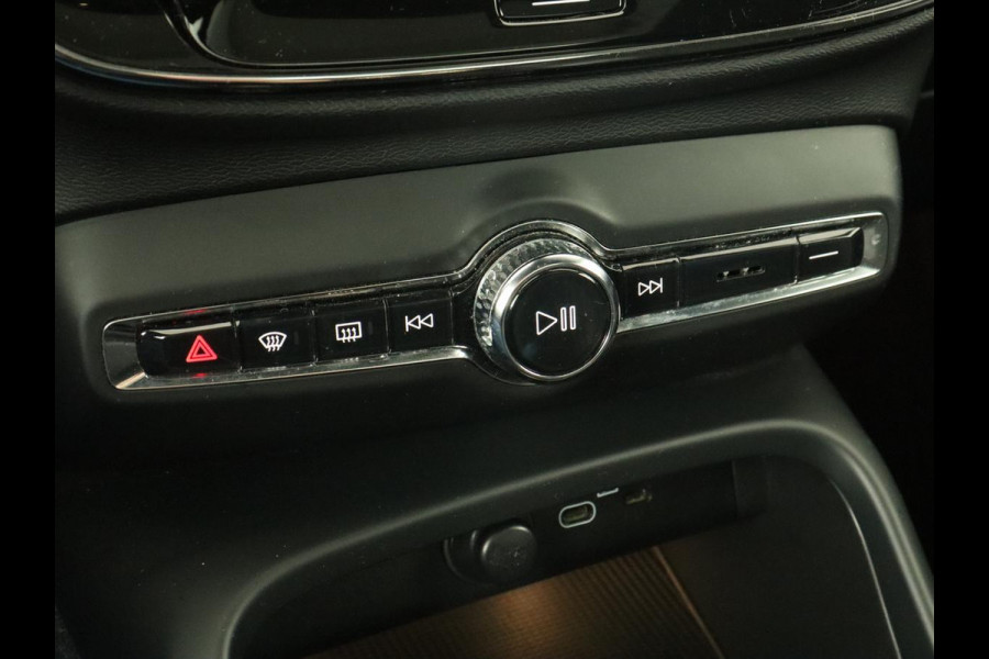 Volvo XC40 Recharge P8 AWD R Design | Panoramadak | Trekhaak | Stoel & stuurverwarming | Adaptive cruise | Carplay | Full LED | Camera | Leder/Alcantara | Keyless