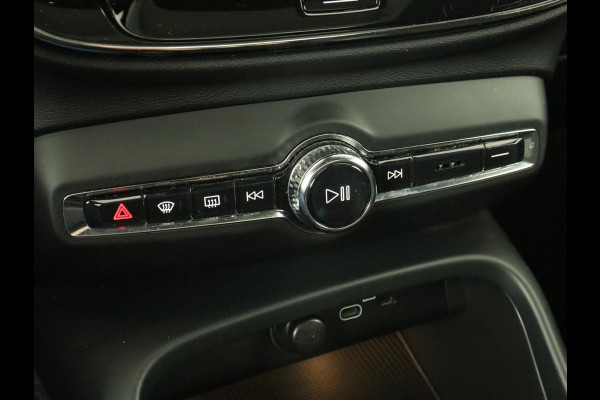 Volvo XC40 Recharge P8 AWD R Design | Panoramadak | Trekhaak | Stoel & stuurverwarming | Adaptive cruise | Carplay | Full LED | Camera | Leder/Alcantara | Keyless