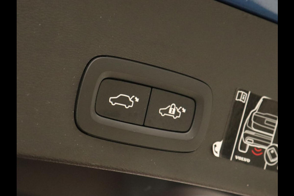 Volvo XC40 Recharge P8 AWD R Design | Panoramadak | Trekhaak | Stoel & stuurverwarming | Adaptive cruise | Carplay | Full LED | Camera | Leder/Alcantara | Keyless
