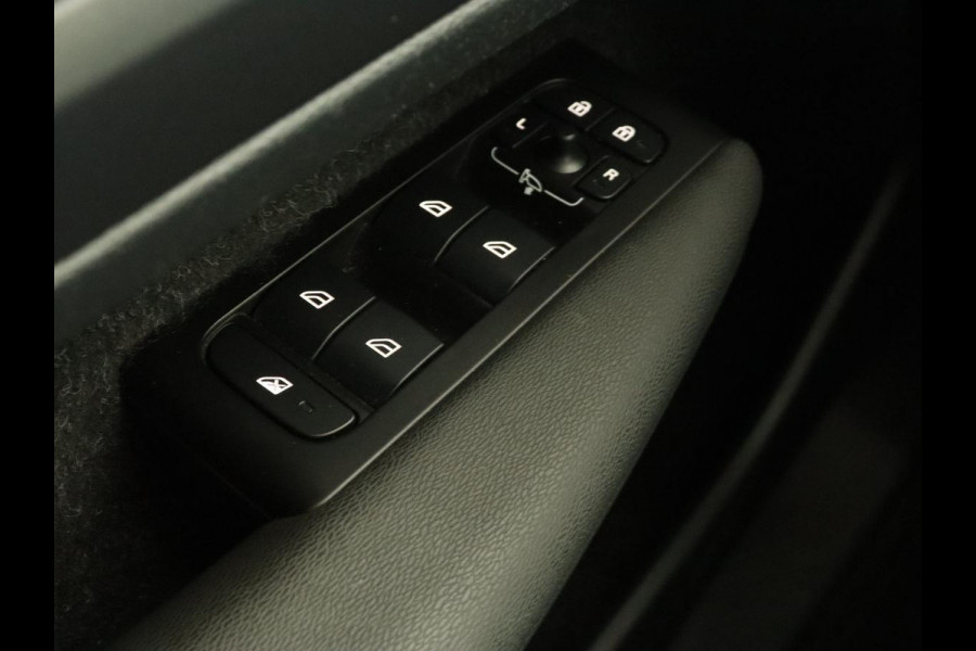 Volvo XC40 Recharge P8 AWD R Design | Panoramadak | Trekhaak | Stoel & stuurverwarming | Adaptive cruise | Carplay | Full LED | Camera | Leder/Alcantara | Keyless