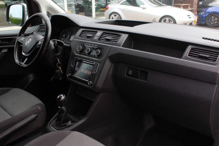 Volkswagen Caddy 2.0 TDI L1H1 BMT Highline / Trekhaak / Apple CarPlay / Navigatie / Xenon / 17'' / Parkeerhulp achter / Zijschuifdeur rechts / Cruise Control