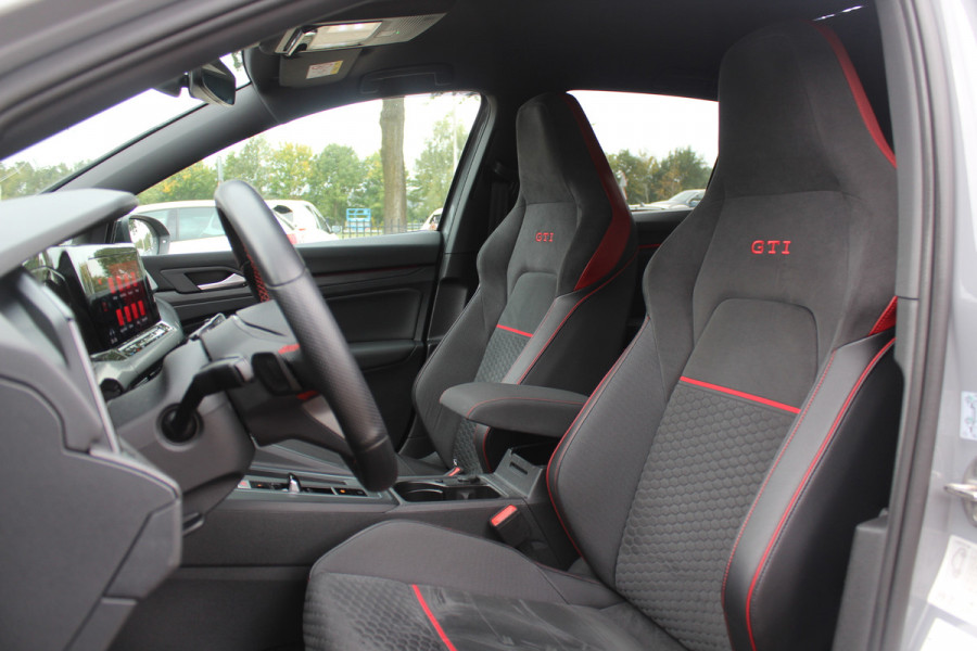 Volkswagen Golf 2.0 TSI GTI Clubsport 45 Jahre Edition / Verlengde Garantie / Akrapovic / Trekhaak / Camera / Harman Kardon / Keyless / 19'' / Apple CarPlay / Matrix LED / Dodehoek / Stuur+Stoelverwarming / ACC