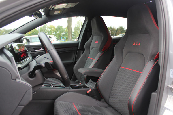 Volkswagen Golf 2.0 TSI GTI Clubsport 45 Jahre Edition / Verlengde Garantie / Akrapovic / Trekhaak / Camera / Harman Kardon / Keyless / 19'' / Apple CarPlay / Matrix LED / Dodehoek / Stuur+Stoelverwarming / ACC