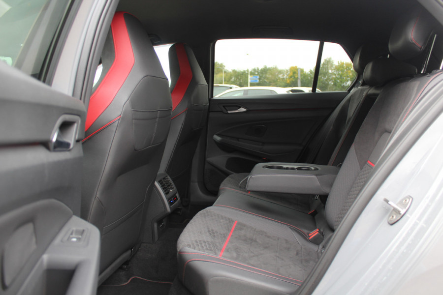 Volkswagen Golf 2.0 TSI GTI Clubsport 45 Jahre Edition / Verlengde Garantie / Akrapovic / Trekhaak / Camera / Harman Kardon / Keyless / 19'' / Apple CarPlay / Matrix LED / Dodehoek / Stuur+Stoelverwarming / ACC