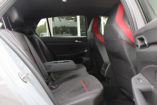 Volkswagen Golf 2.0 TSI GTI Clubsport 45 Jahre Edition / Verlengde Garantie / Akrapovic / Trekhaak / Camera / Harman Kardon / Keyless / 19'' / Apple CarPlay / Matrix LED / Dodehoek / Stuur+Stoelverwarming / ACC