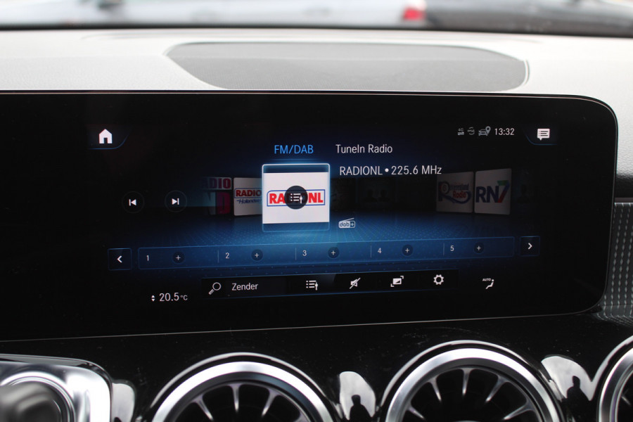 Mercedes-Benz EQB 250+ Luxury Line 71 kWh / Camera / Apple CarPlay / Half leder / Keyless / 18'' / Navigatie / DAB / Dodehoek / Cruise Control